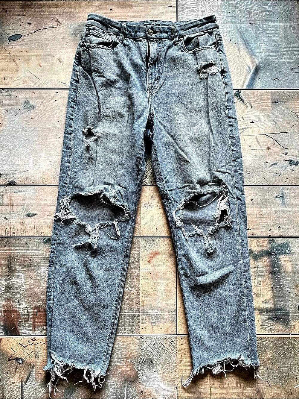American Eagle Women’s “Curvy Mom Jean” Distressed Raw Hem Jeans Size 10 Short